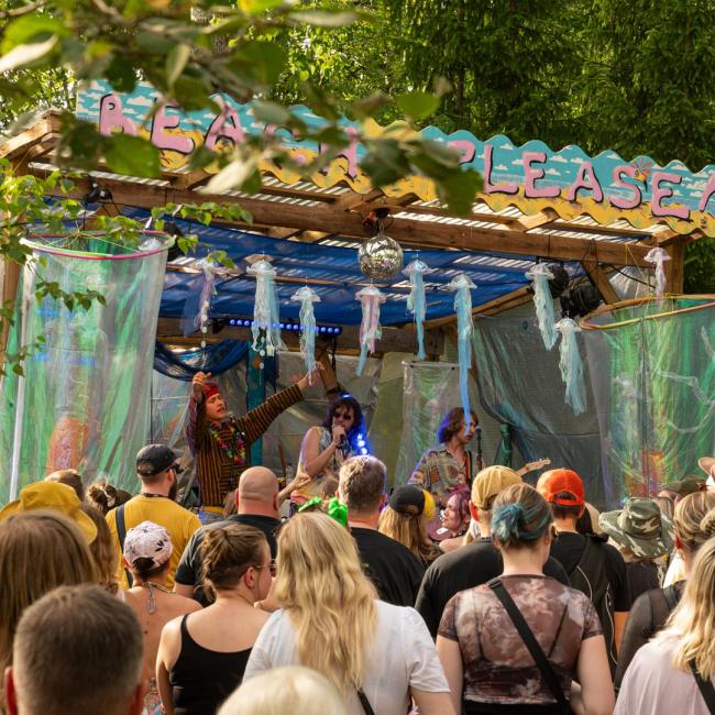 Beach Pleasen artistit ovat tunnettuja kovista live-vedoista. 

Kuvan ottanut Tuomas Koskela / Mitäs 2024